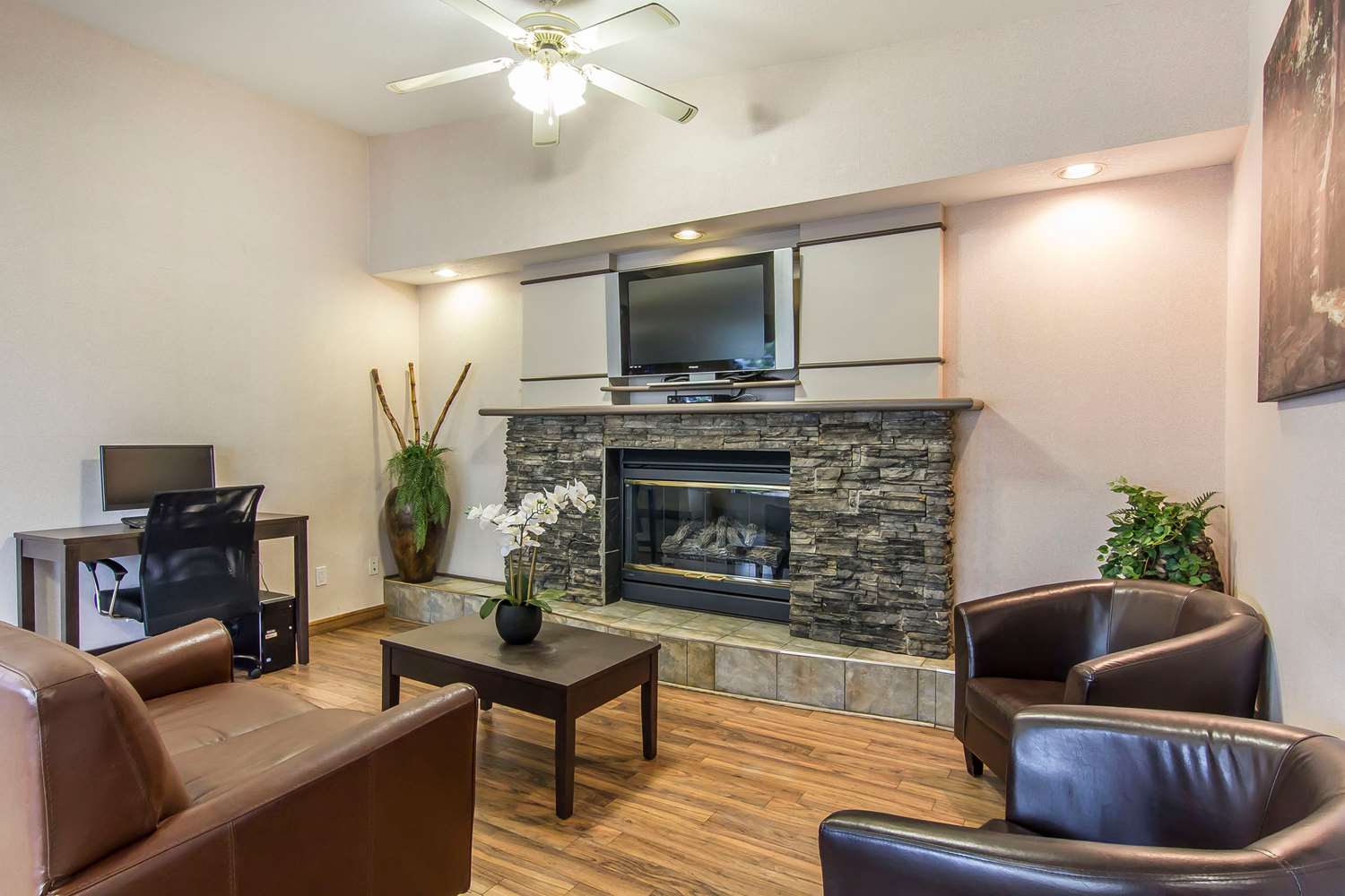 Econo Lodge Inn and Suites Lethbridge - Henderson Lake 19/29