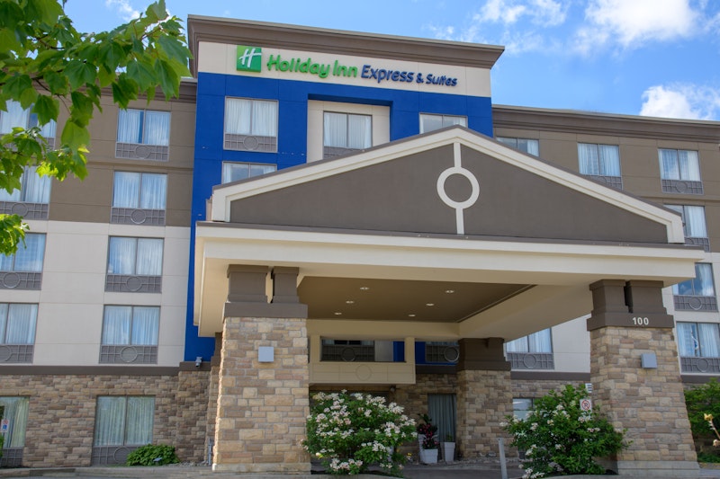 Holiday Inn Express Suites 2/66