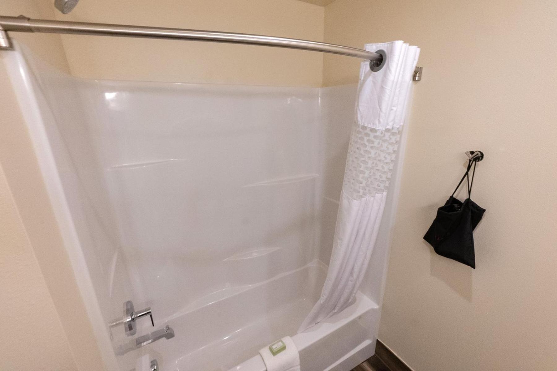 غرفة قياسية بسرير كوين، Cobblestone Hotel & Suites-Sheldon 6/6