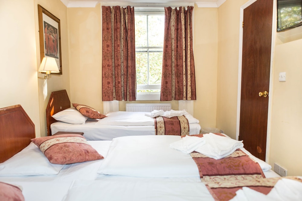 Dolphin Hotel 30/67