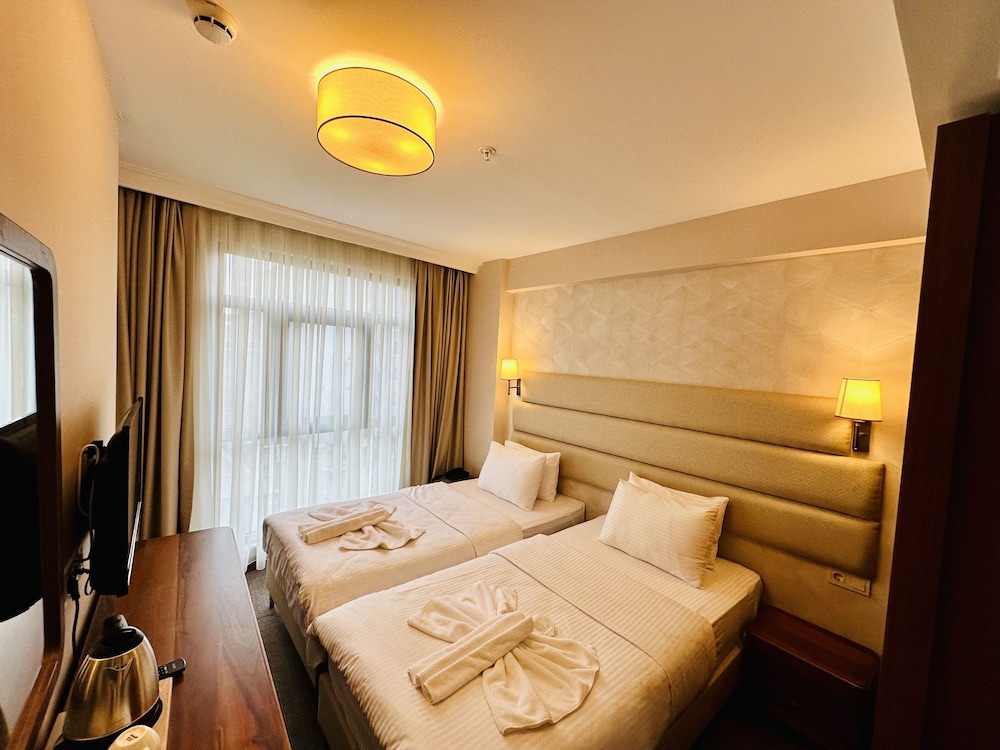 Standard, Queen Bed, City View