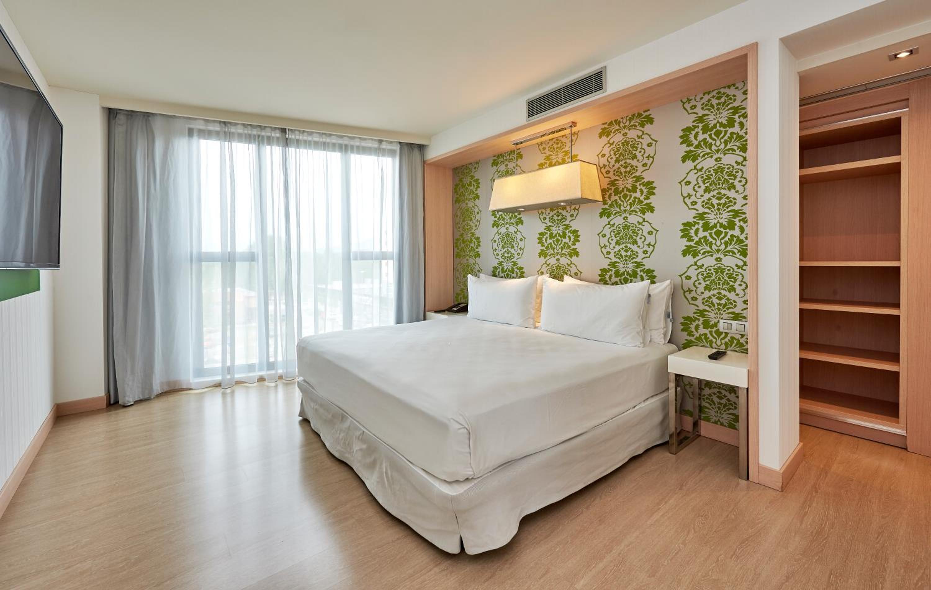 GUEST ROOM, KING BED