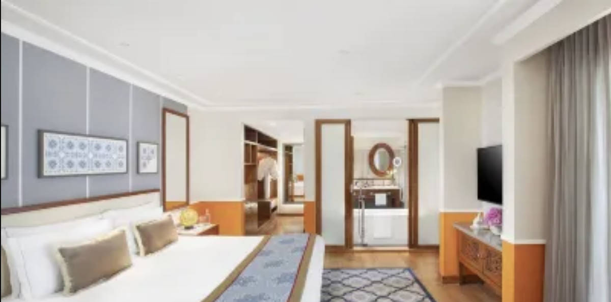 EXECUTIVE SUITE