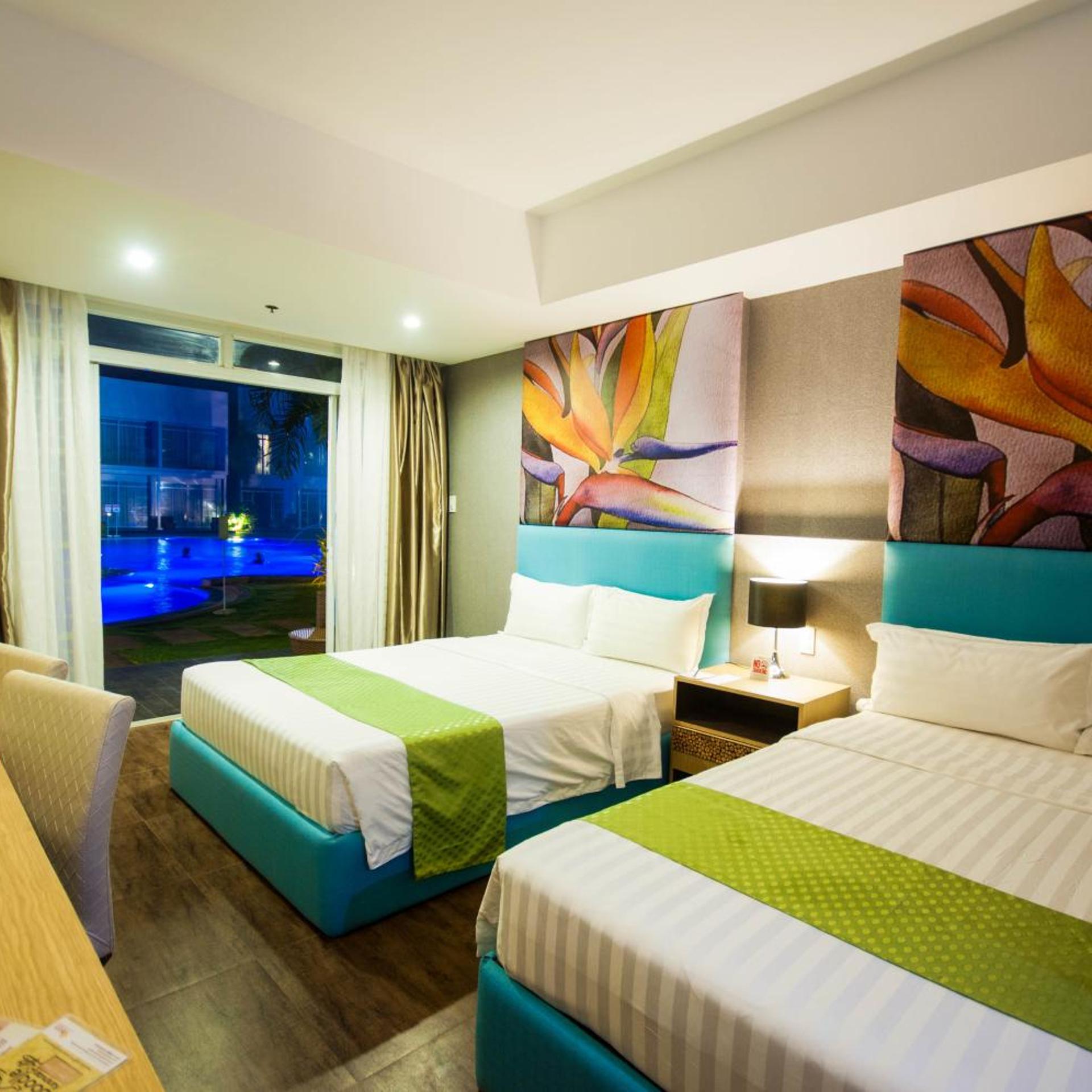 Deluxe, Pool Access