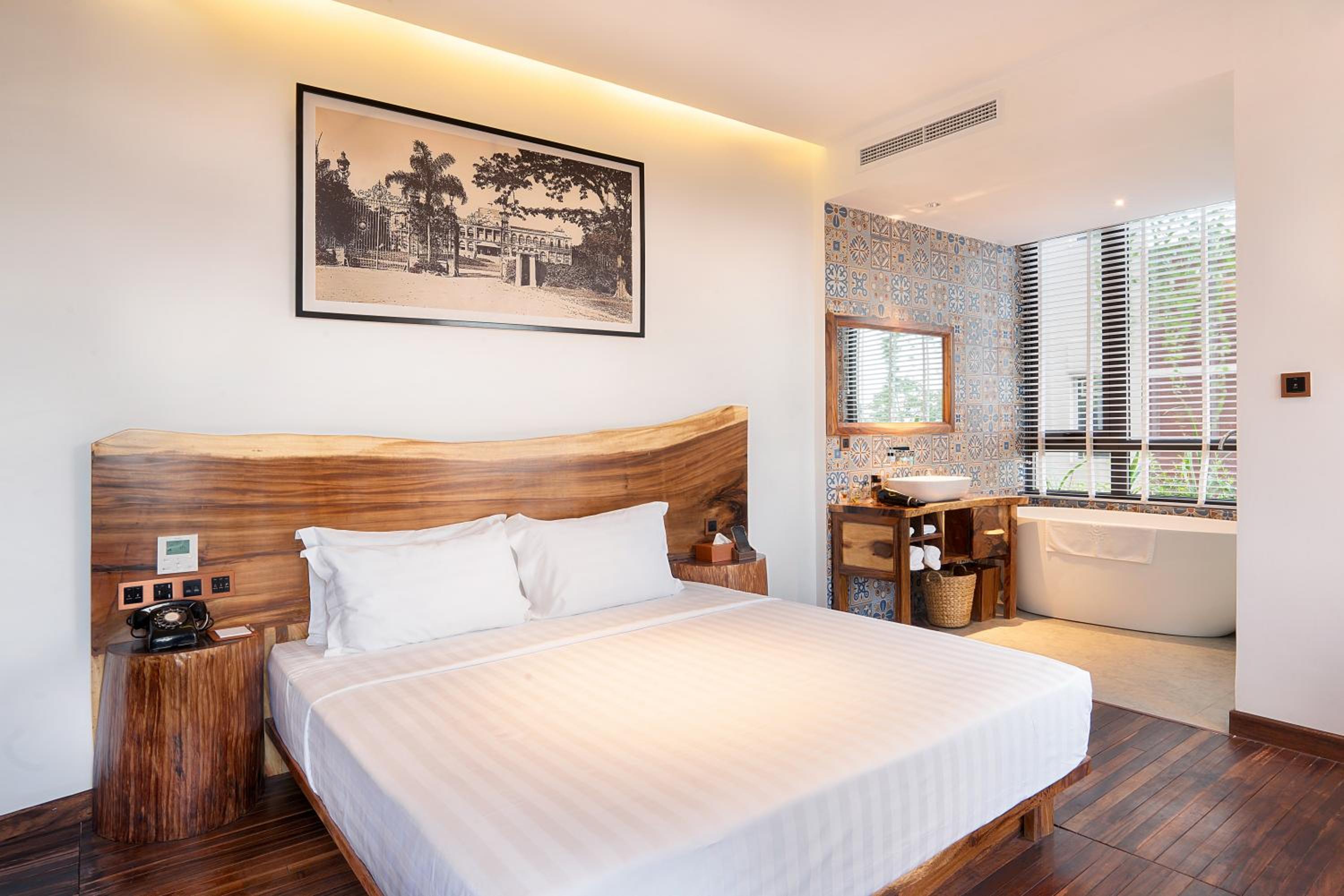 Sky, Queen Bed