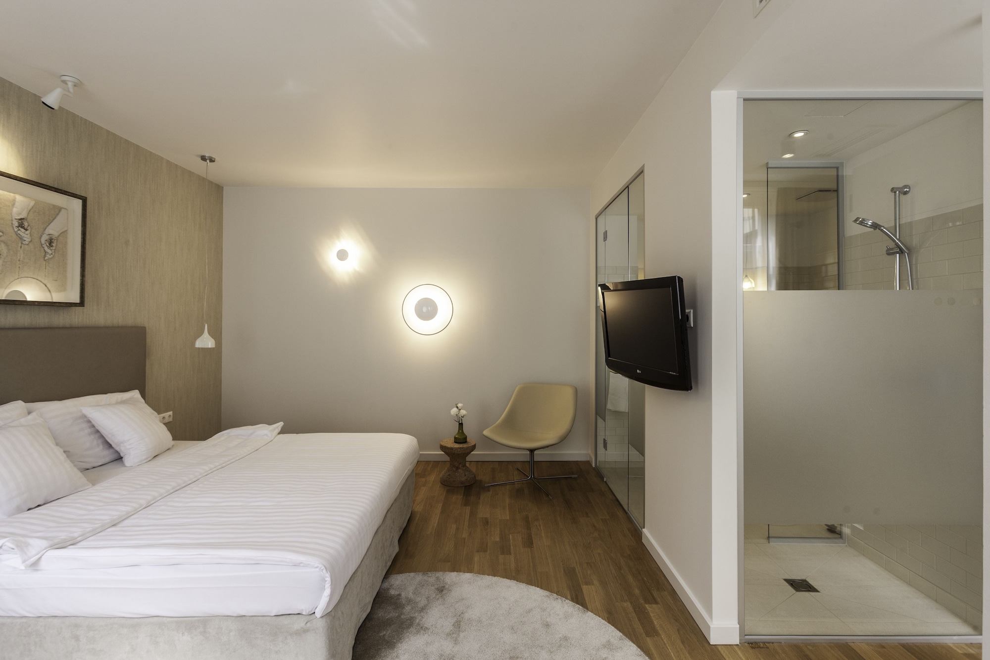 ROOM, DOUBLE OR TWIN BED