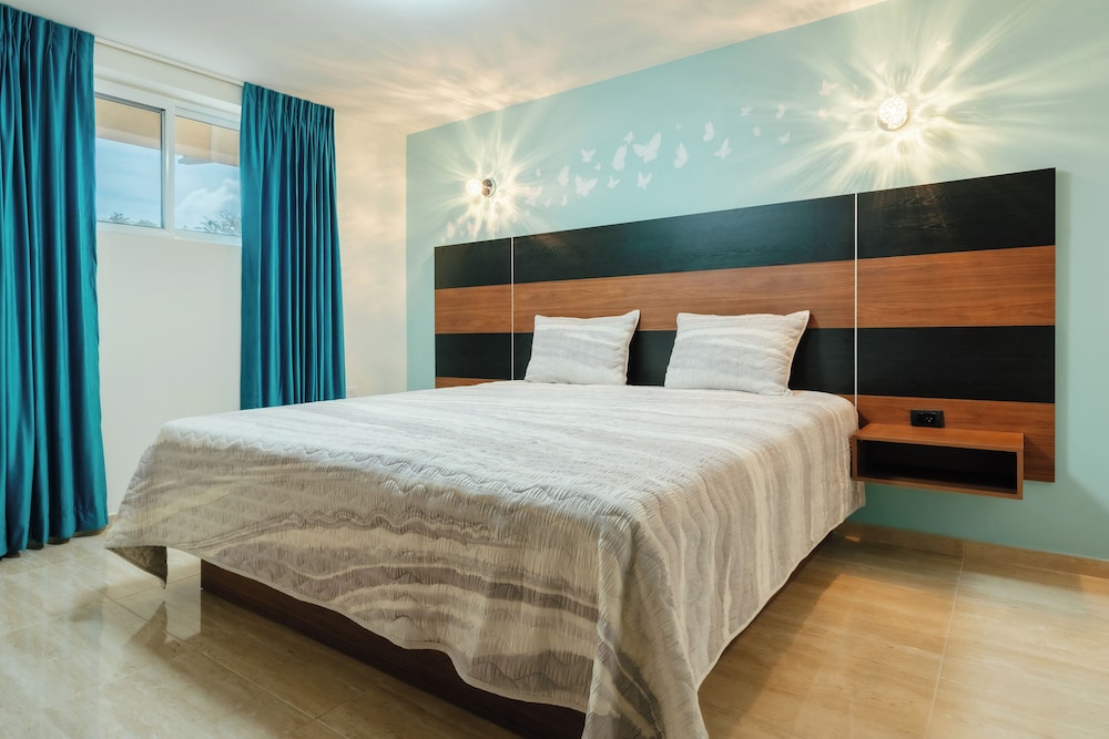 JUNIOR SUITE, QUEEN BED, BALCONY