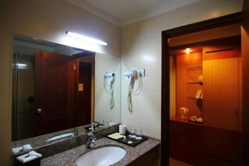 Golden View Hotel Batam 36/38