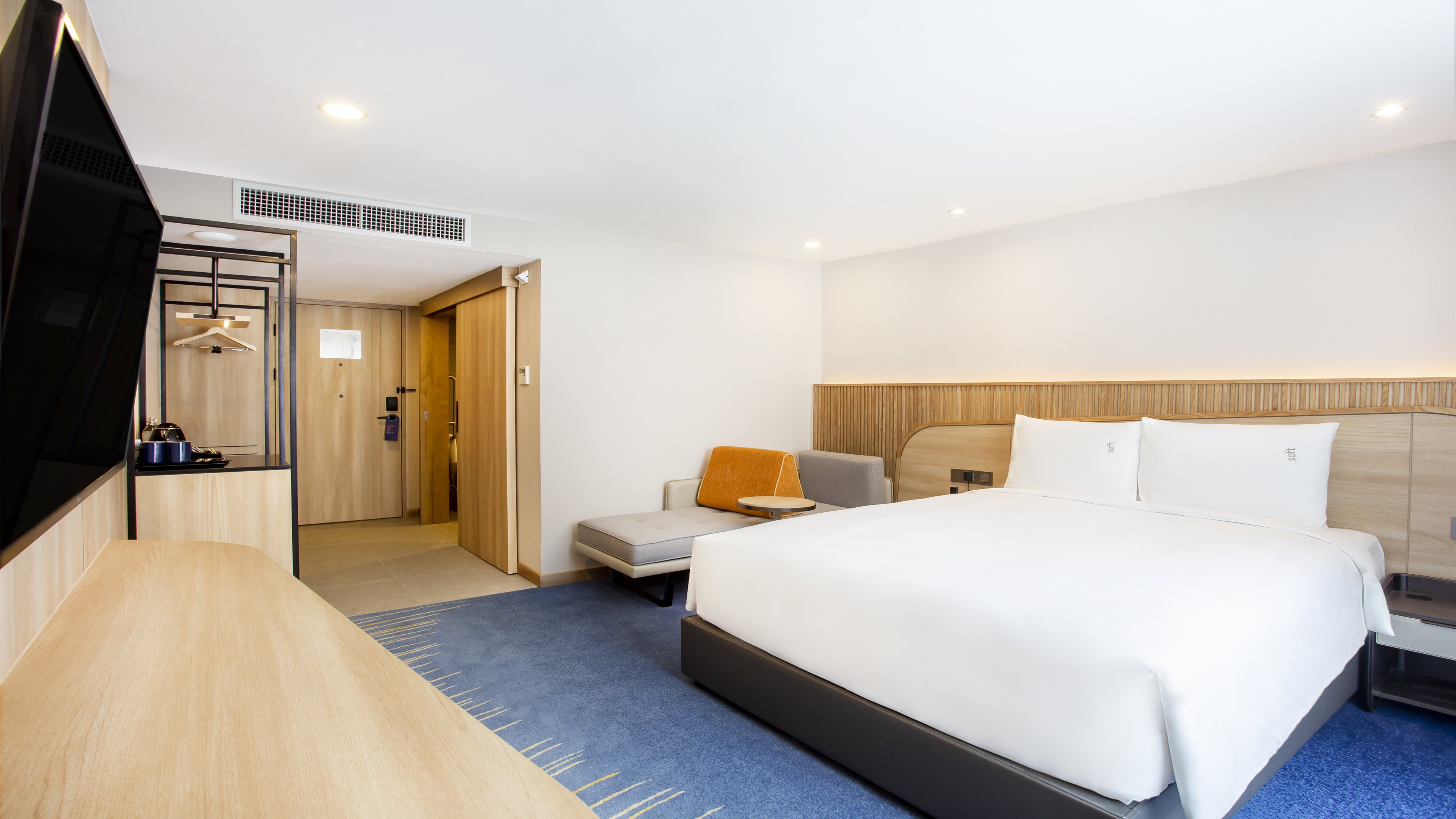 One Queen Suite