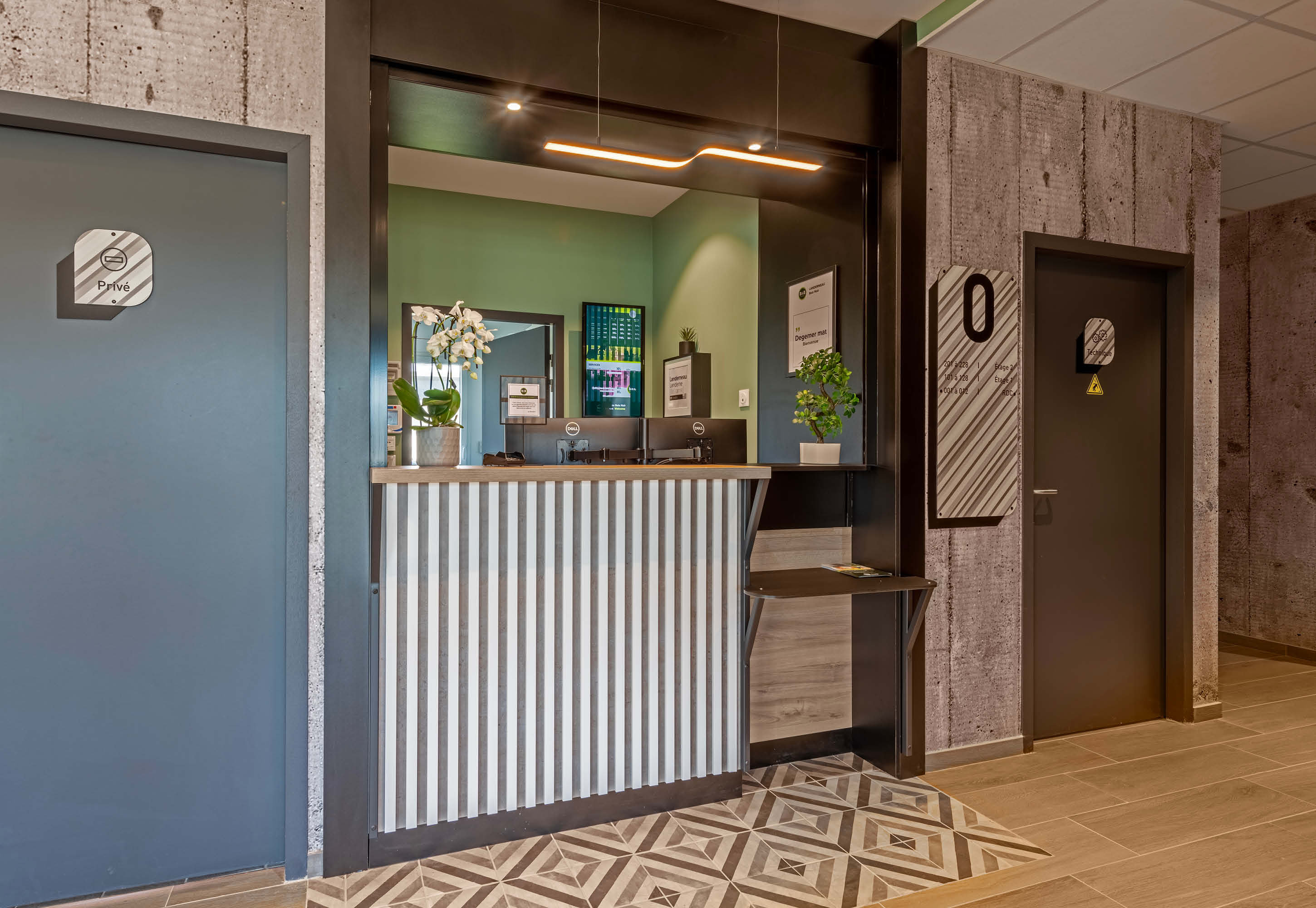 Lobby at B&B HOTEL Landerneau Bois Noir, LANDERNEAU