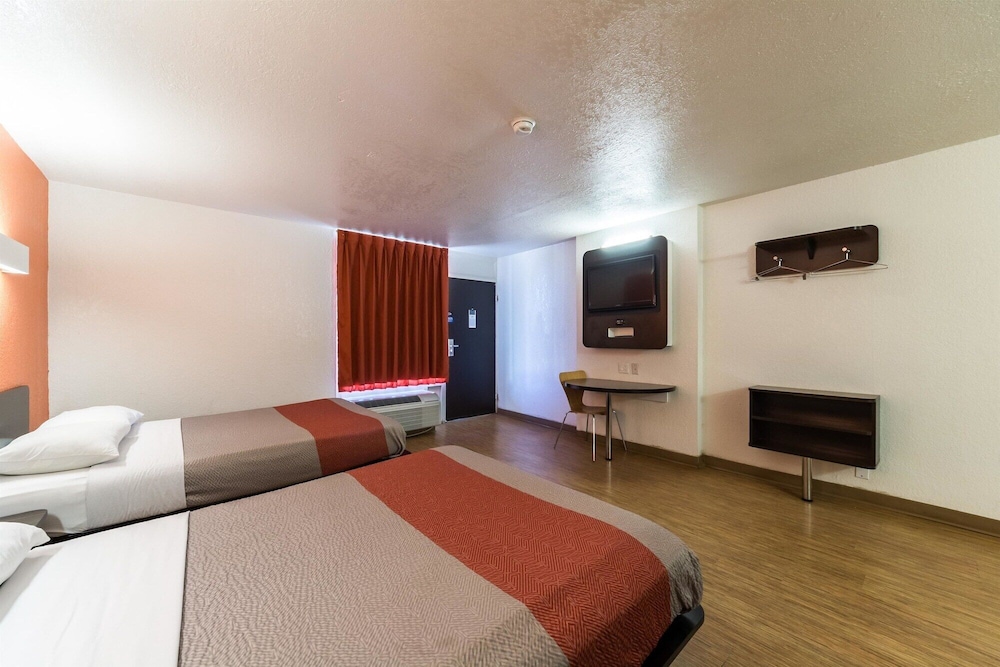 Standard, 2 Double Beds, Motel6 Uvalde, TX 3/10