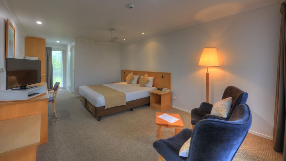 Paradise Hotel And Resort 24/68