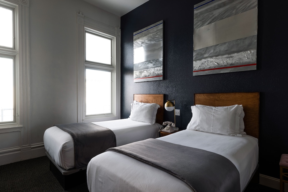 ROOM, TWIN BEDS
