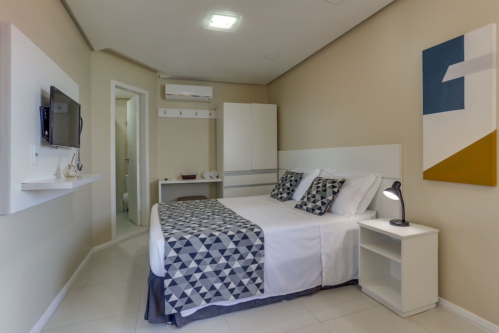 ROOM, DOUBLE BED, PARTIAL OCEAN VIEW