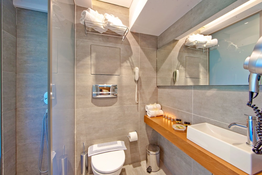 Oktober Downtown Boutique Hotel 48/50