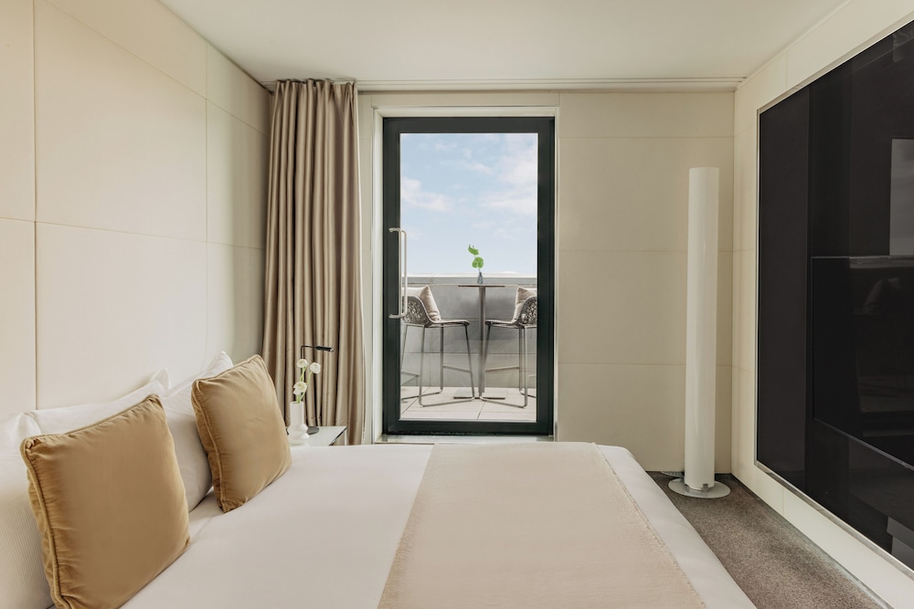 Me, Superior, King Bed, River View, Terrace، Me London Hotel 3/8