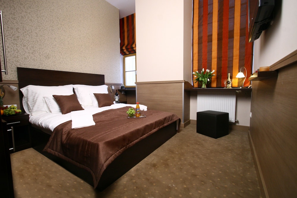 Central Hotel 21 6/54