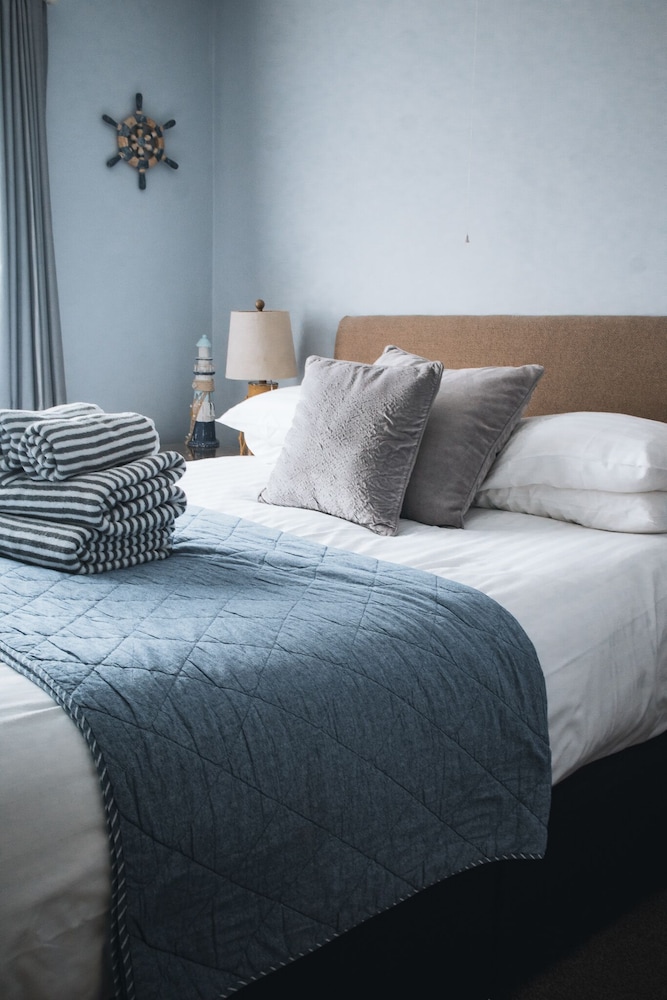 Pinewood B&amp;B 17/50