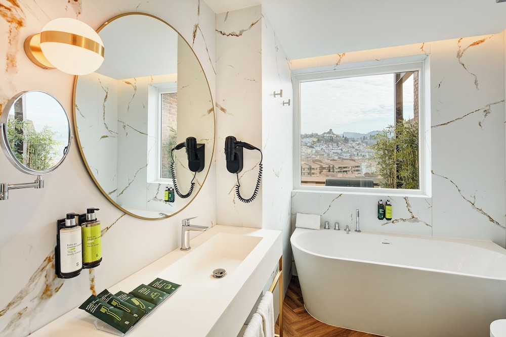 غرفة بريميوم بسرير مزدوج بشرفة، Sercotel HMO Martina Granada 3/3