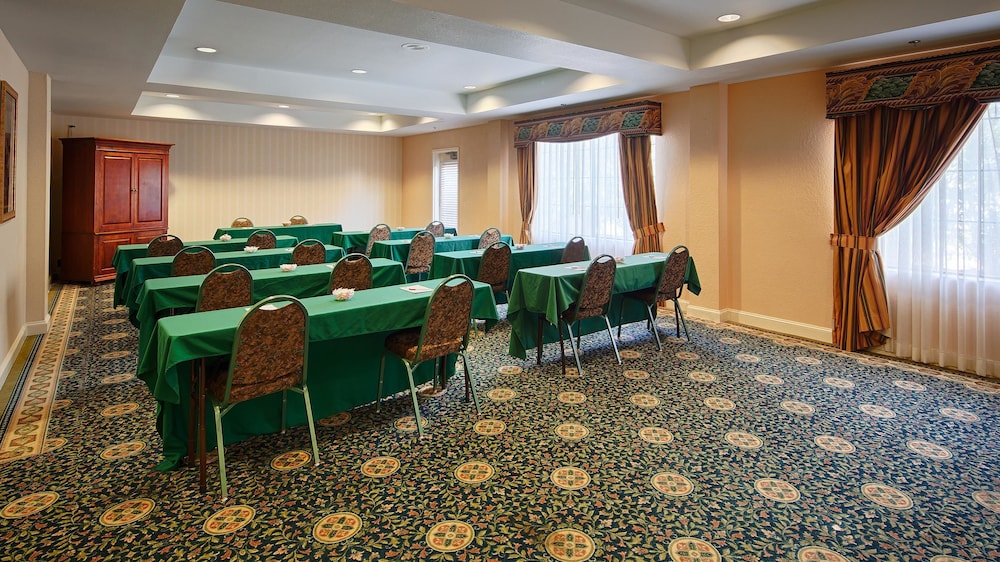 Best Western Plus Executive Hotel Suites 36/50