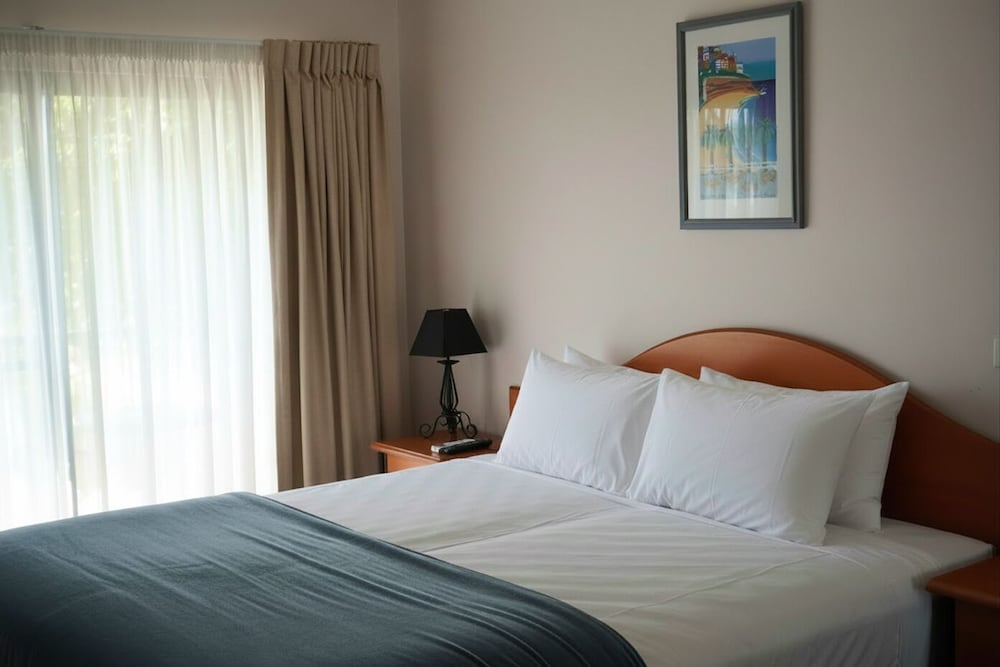 ROOM, KING BED, PATIO