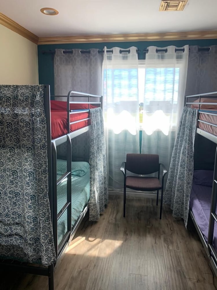 LAX Guest House 24/36