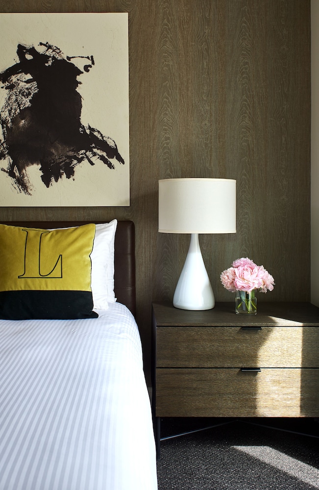 The Logan Philadelphia Curio Collection by Hilton 20/90