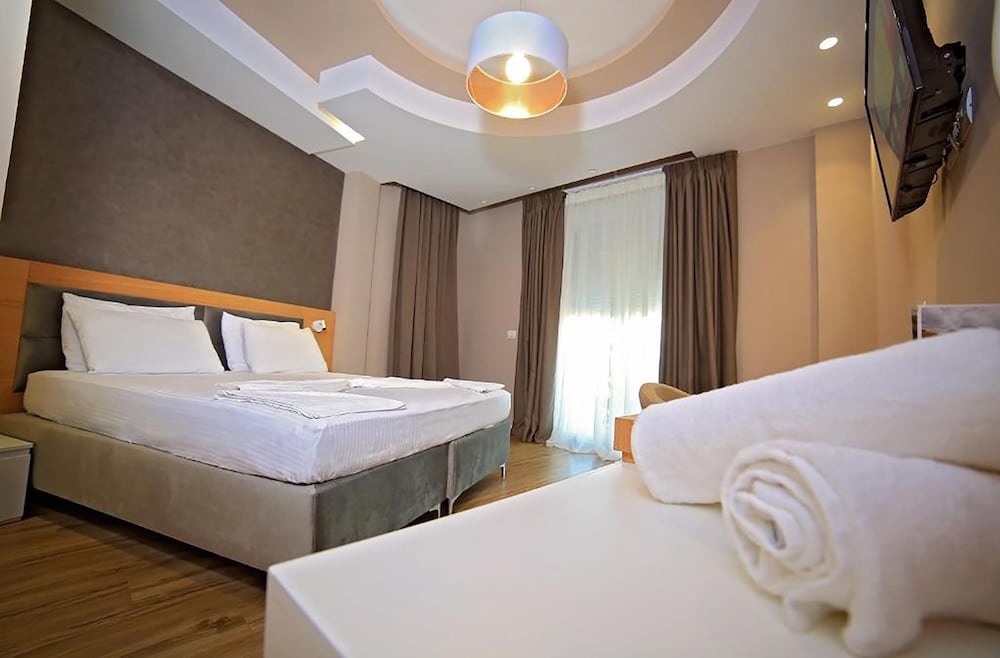 DELUXE, DOUBLE BED