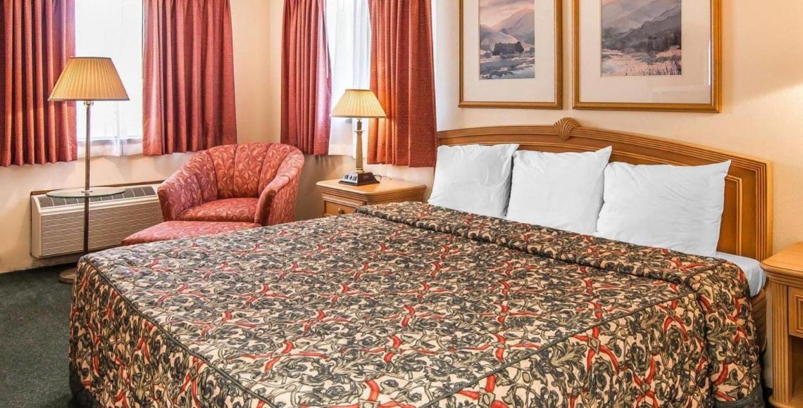 غرفة بسرير كوين لذوي الإعاقة، Econo Lodge 2/3