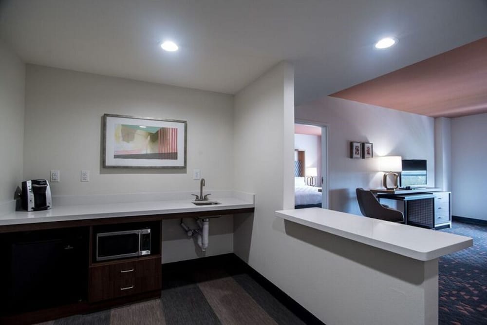 HOLIDAY INN LEXINGTON - HAMBURG 12/39