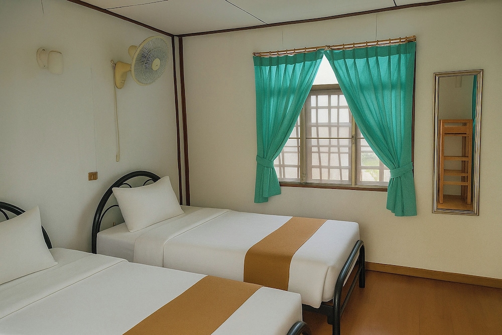 BUNGALOW, TWIN BEDS, WITH FAN