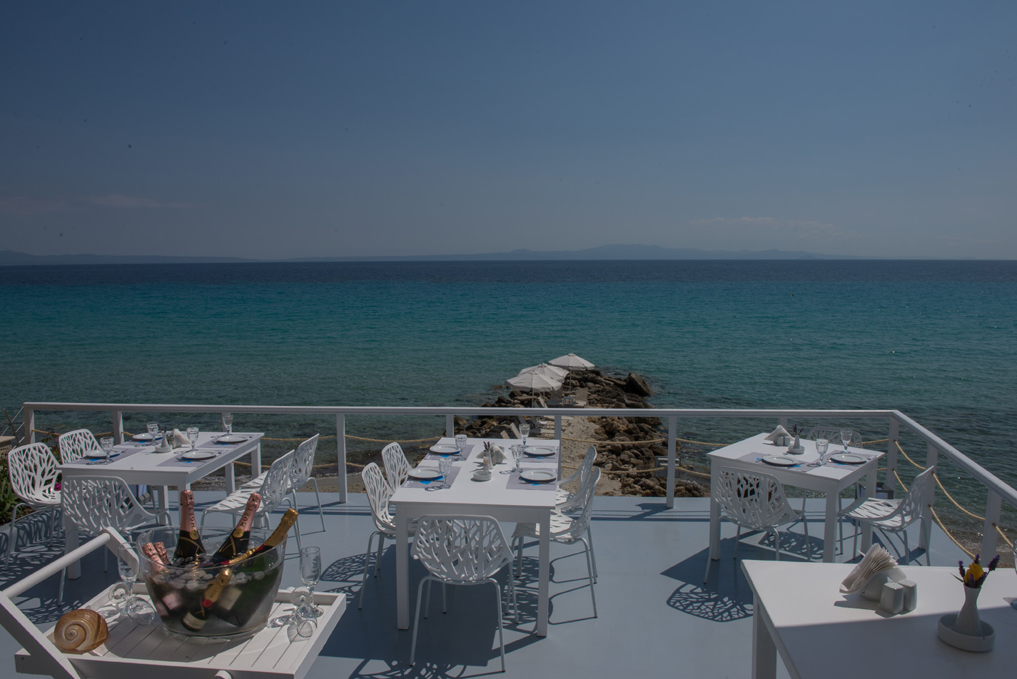 WHITE SUITES 24/39