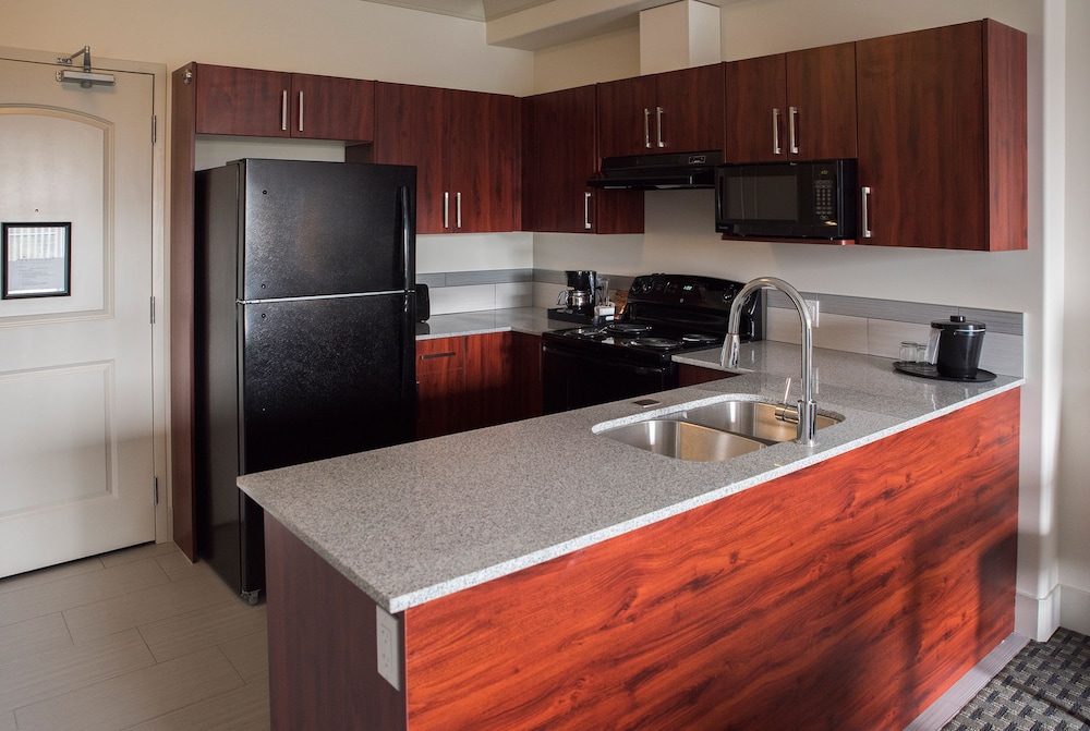 Chateau Nova Yellowknife 44/49