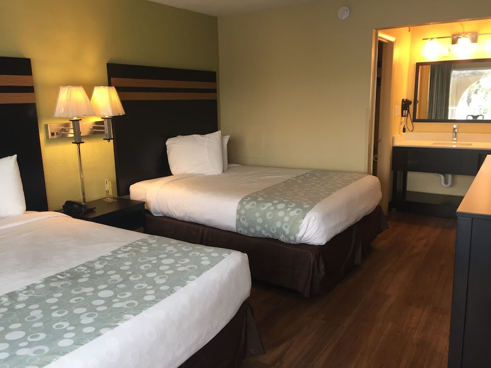 Blu Atlantic Oceanfront Hotel Suites 21/59