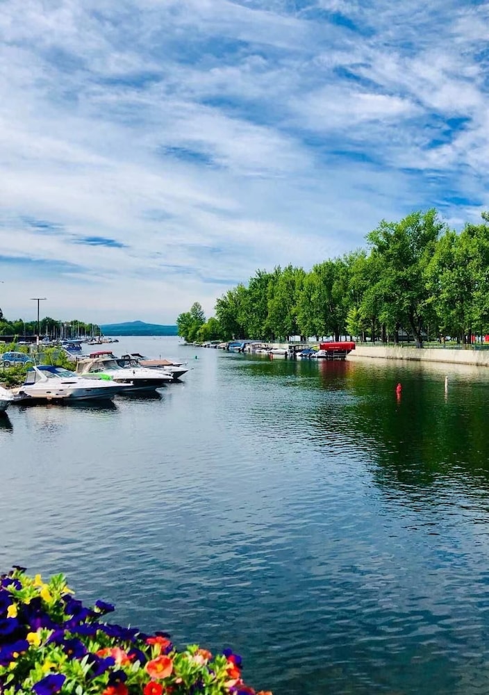 Auberge Du Grand Lac 39/50
