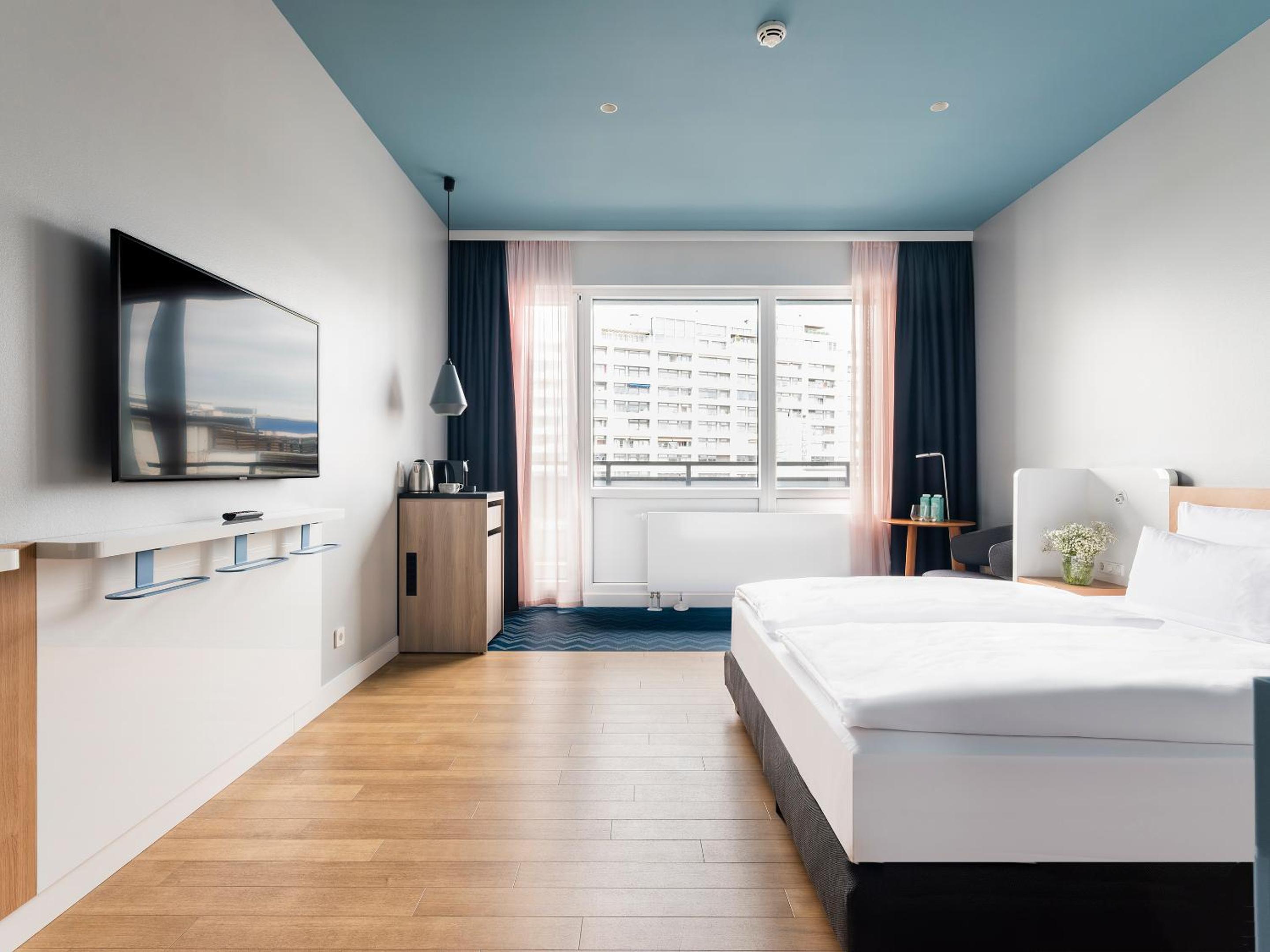 Medium, Queen Bed, Balcony