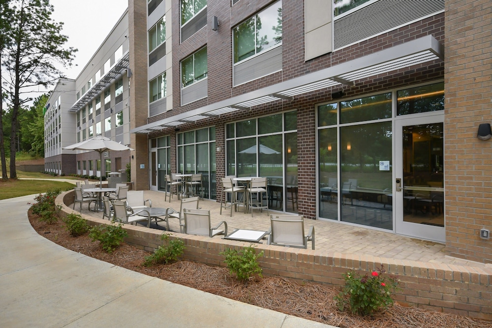 Holiday Inn Express & Suites Charlotte Ballantyne 4/46