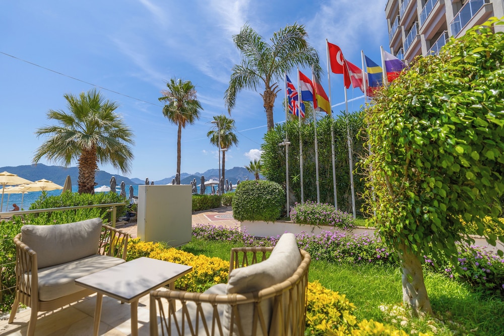 The Beachfront Hotel - Adults Only +16 46/49