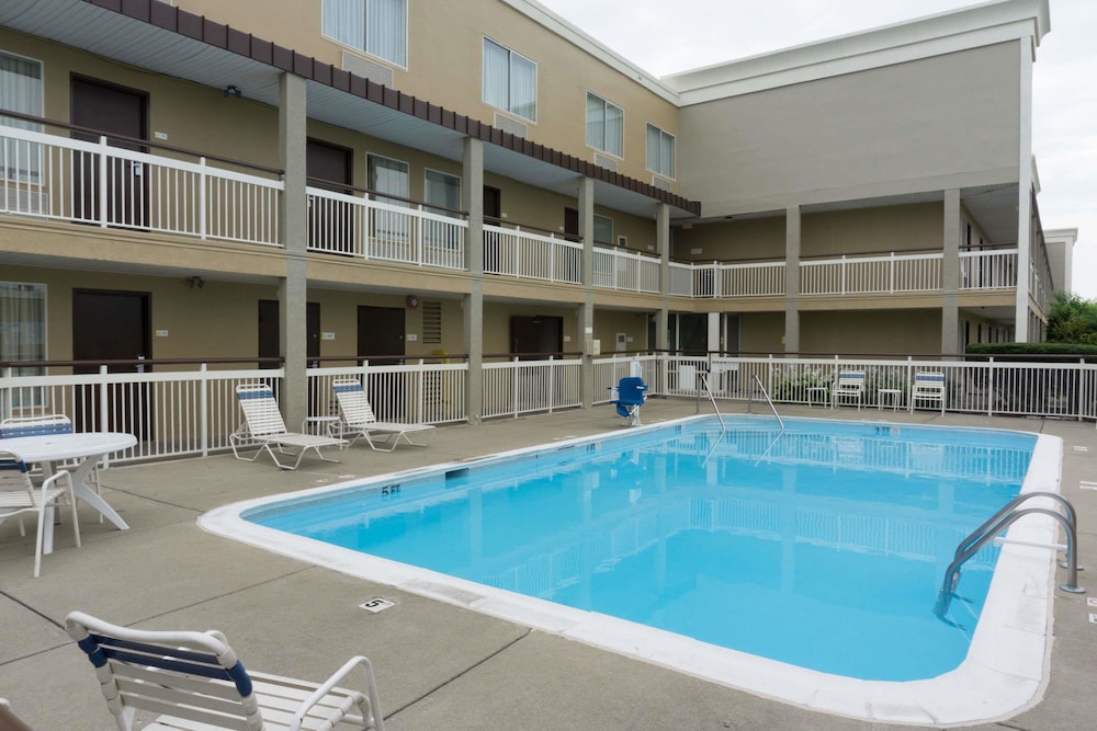 Days Inn by Wyndham Florence Cincinnati Area 5/17