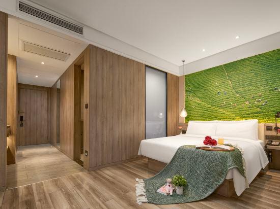 Elegant, Queen Bed