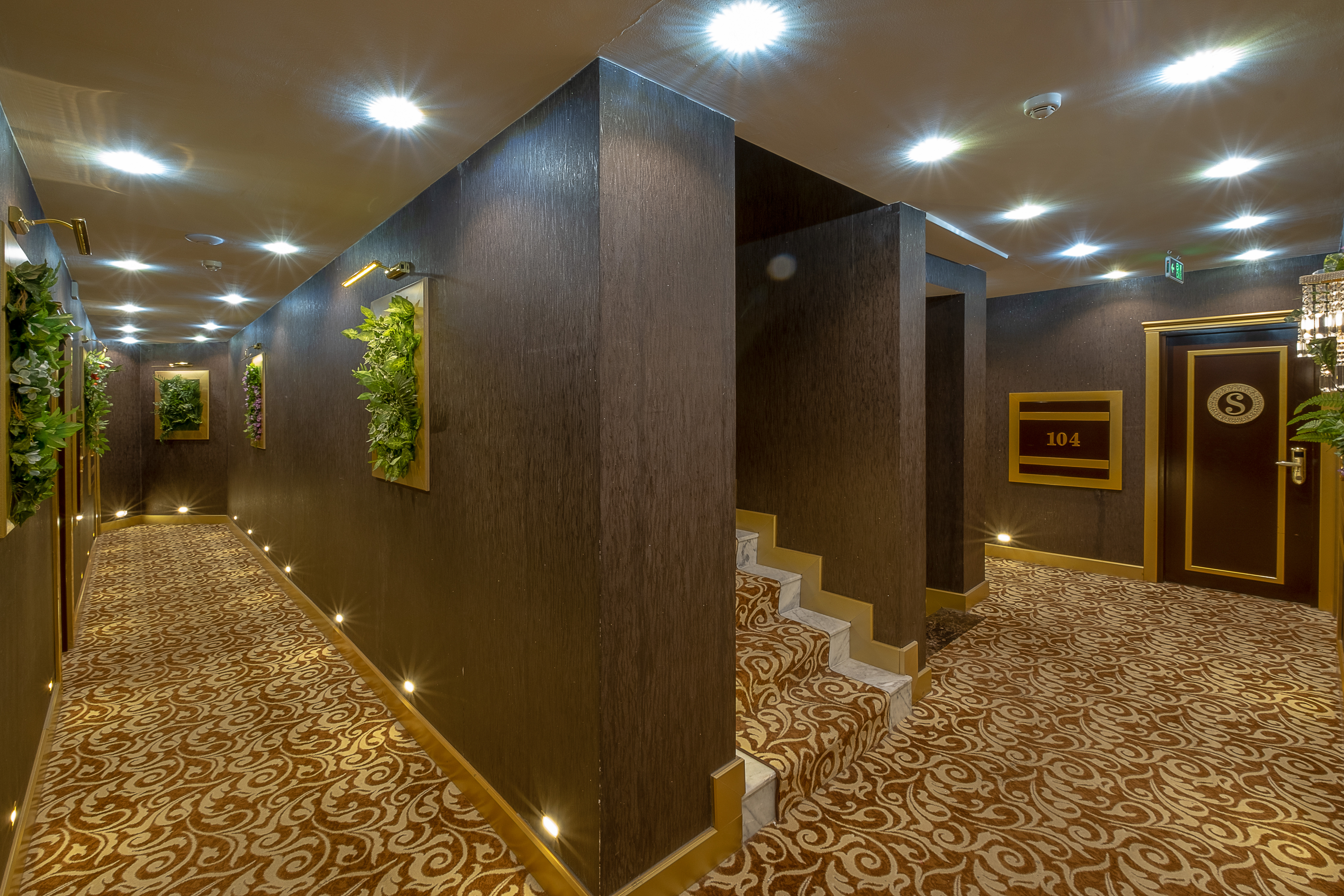 S White Hotel 62/67