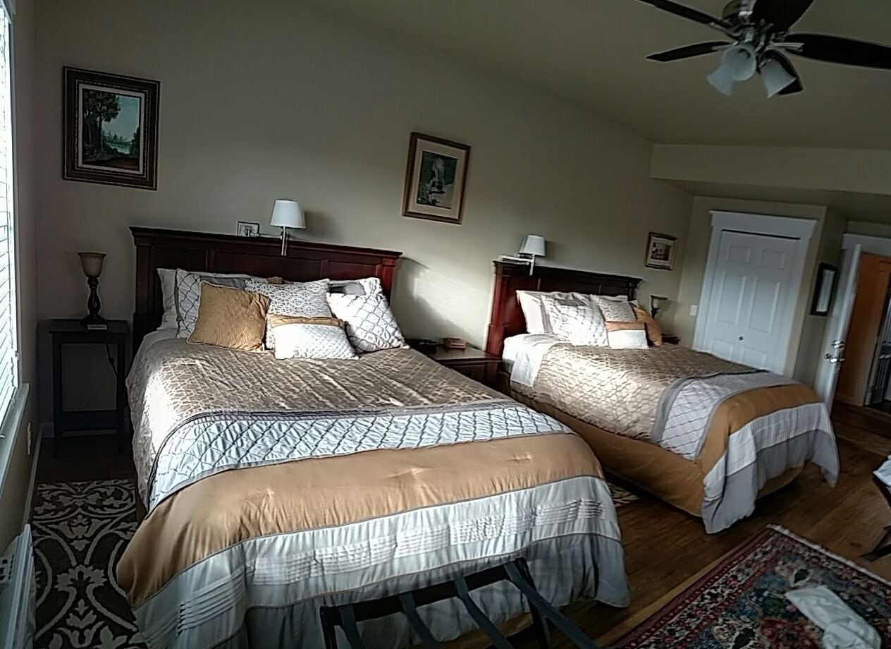 Sunshine, Suite, 2 Queen Beds