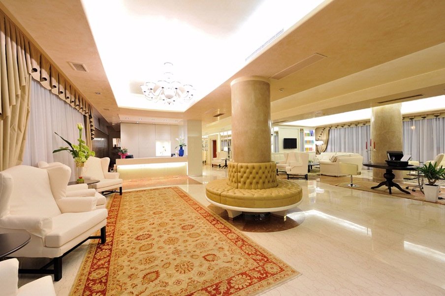 Hotel Roxy Plaza 12/81