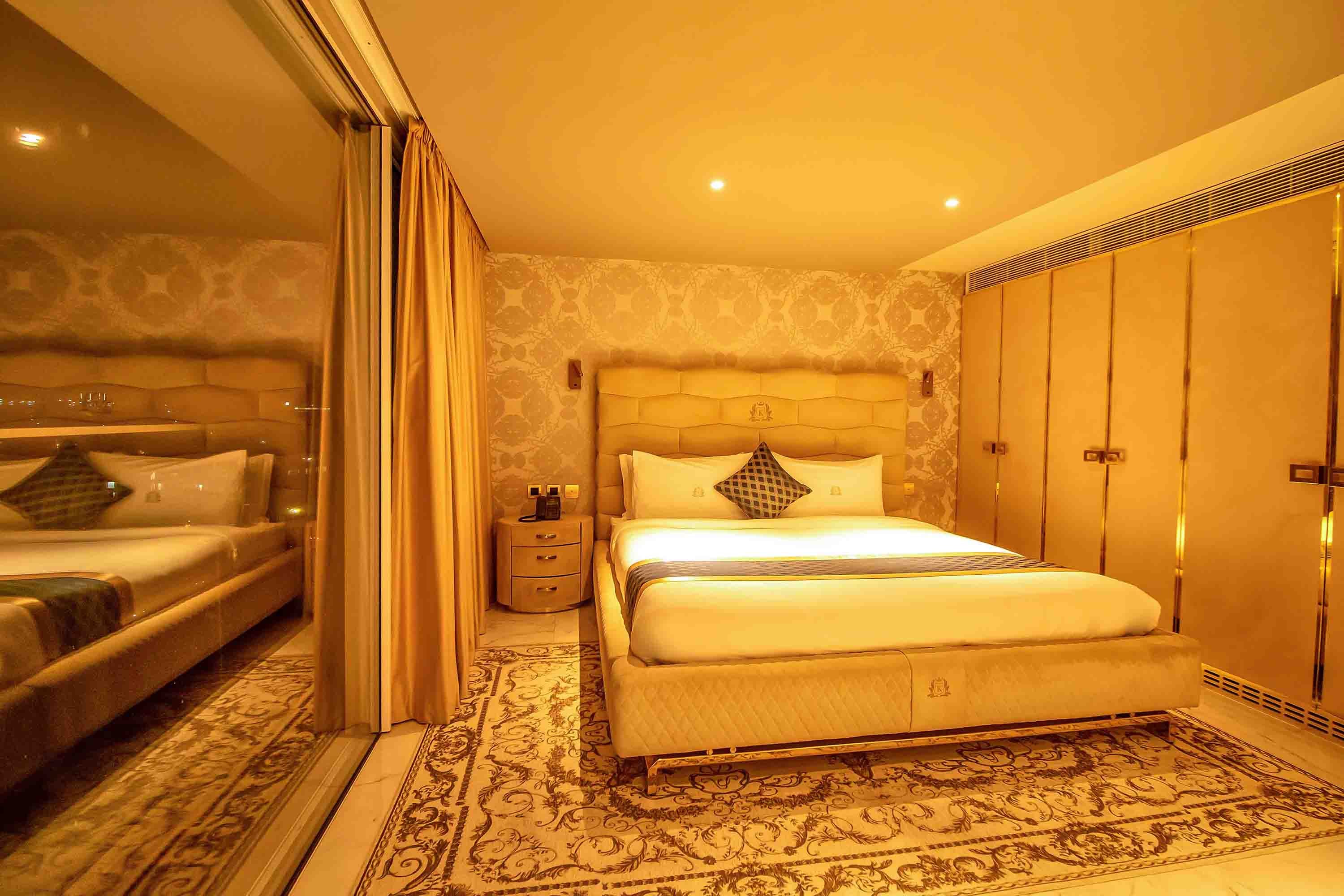 SUITE, KING BED