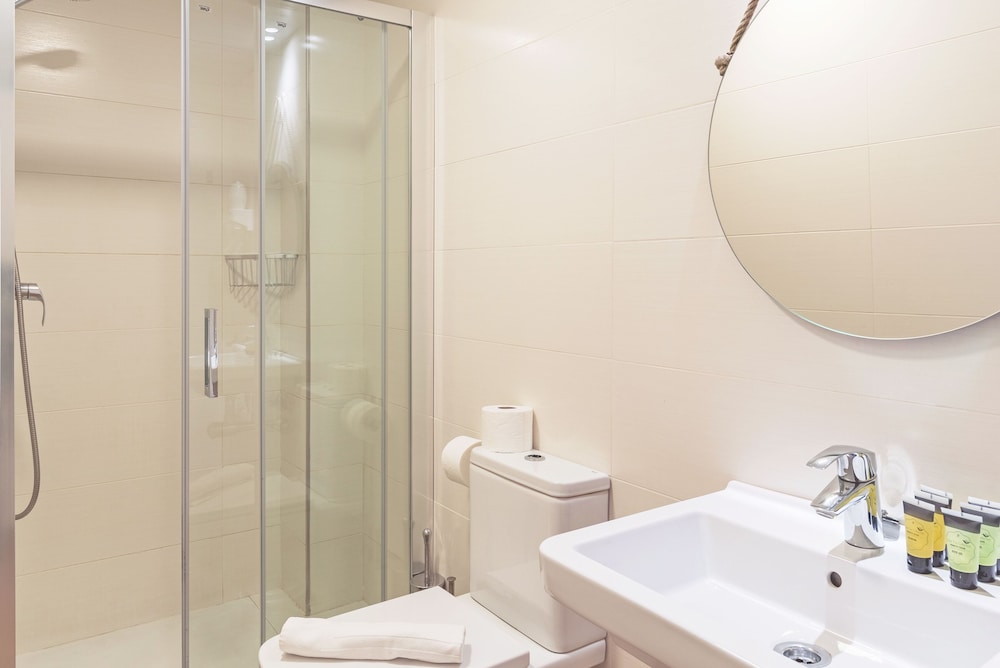 Feelathome Martires Apartments 68/74
