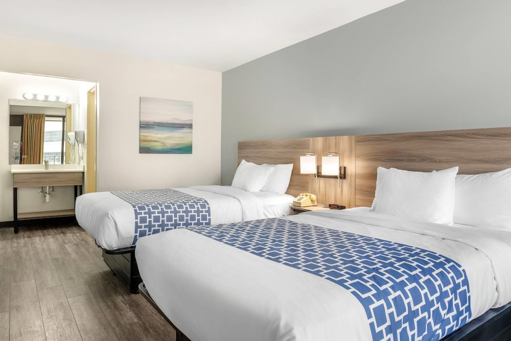 Efficiency, 2 Double Beds
