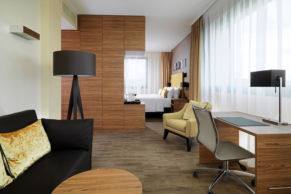 BONN MARRIOTT HOTEL 36/68