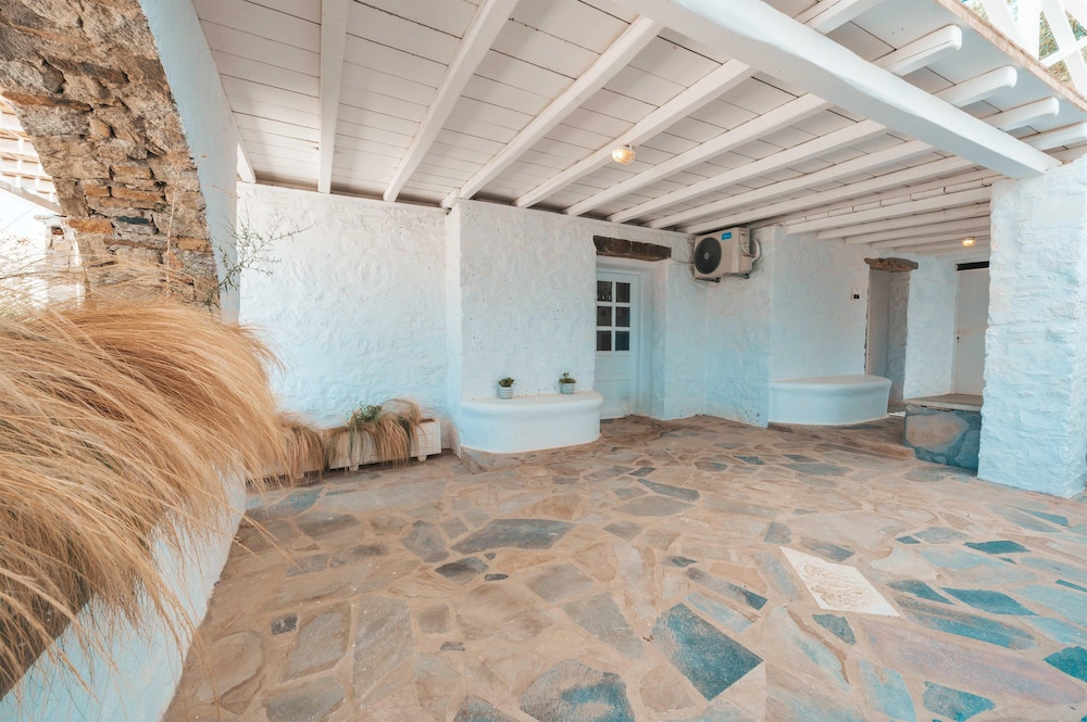 Mr And Mrs White Mykonos 42/72