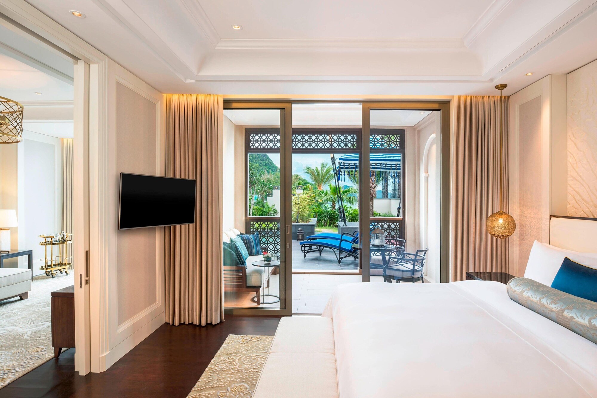 SUITE, KING BED