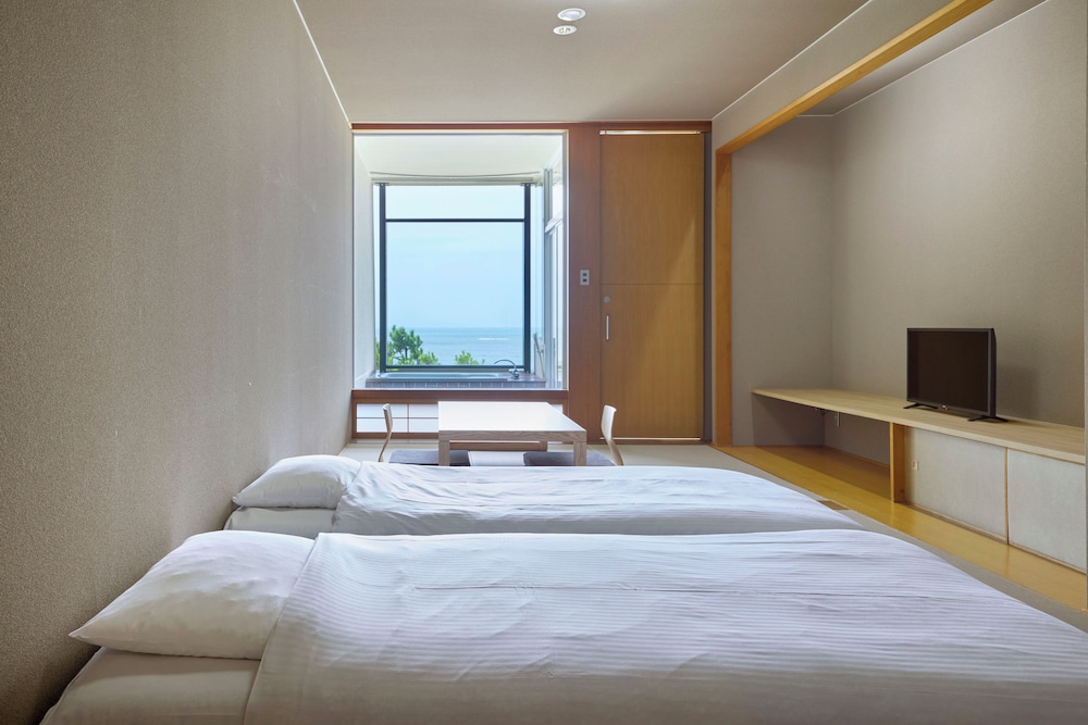 Japanese, 4 Futon Beds, Beach Front, Bathtub